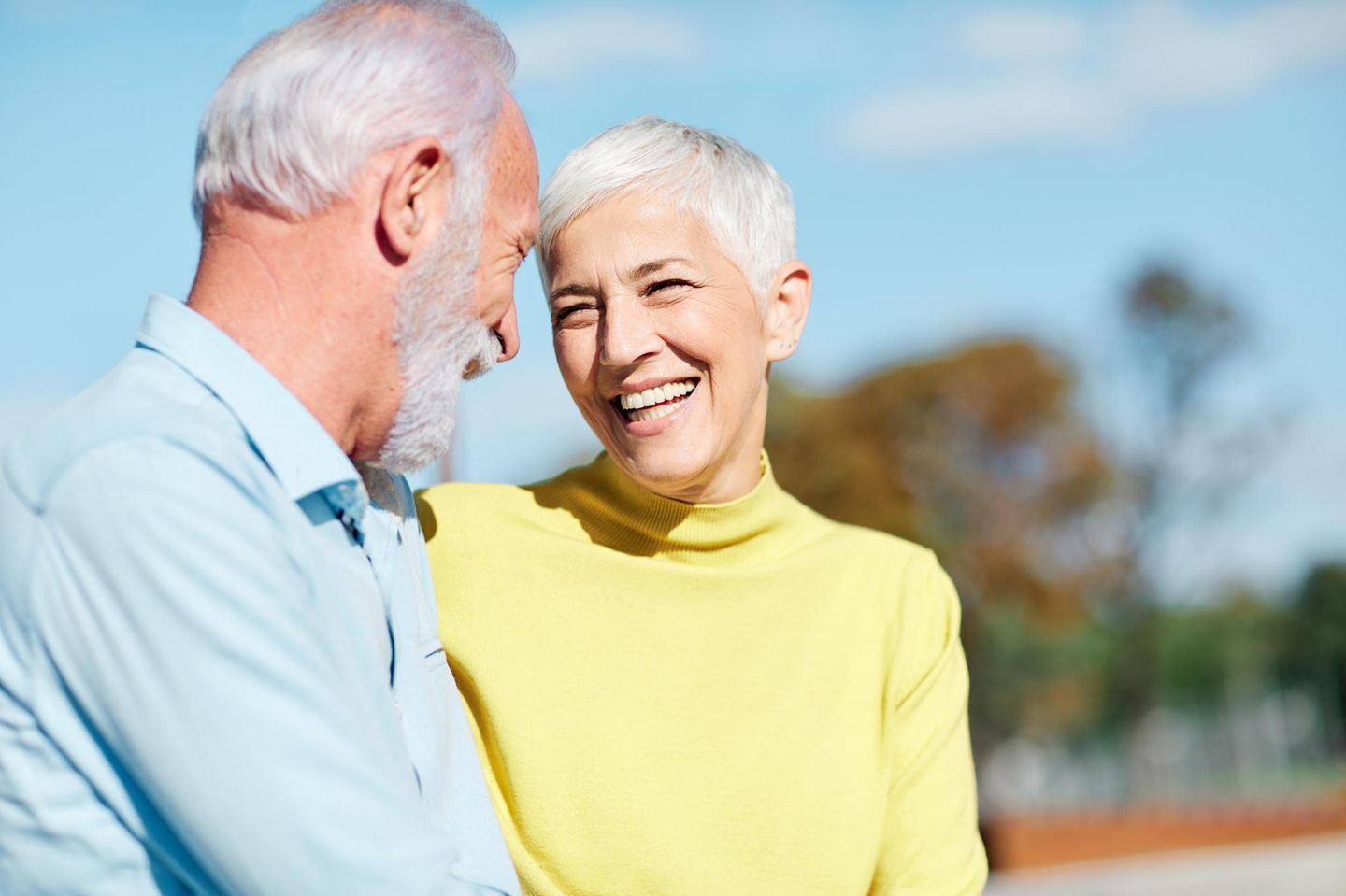 Back to Basics: Ein älteres Paar lächelt sich liebevoll an