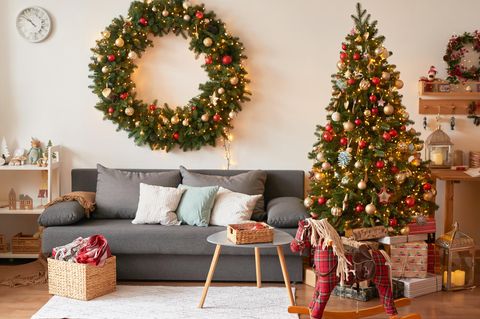 Weihnachtlich dekoriertes Wohnzimmer mit Baum: Wer schon früh für Weihnachten dekoriert, ist glücklicher