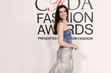 In Jeans zur großen Gala-Veranstaltung? Anne Hathaway beweist, wie gut das geht und funktioniert die ursprüngliche Arbeiterkleidung zu einem coolen, schulterfreien Kleid um. Offene Wellen und ein großes Collier um den Hals der Oscar-Preisträgerin sorgen für einen gelungenen Stilbruch.
