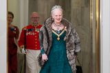 Königin Margrethe ist regelmäßig für eine Überraschung gut. Bei Staatsbankett zu Ehren des spanischen Königspaares zeigt sich die Dienstälteste europäische Monarchin in einer petrolfarbenen Robe von Birgitte Thaulow. Ihre Danish Emerald Parure Tiara und die entsprechende Smaragd-Kette passen dazu perfekt. 