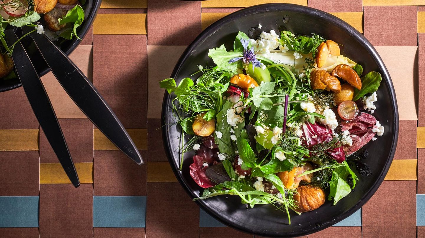 Salat mit gebackenen Maronen und Schafskäse | BRIGITTE.de