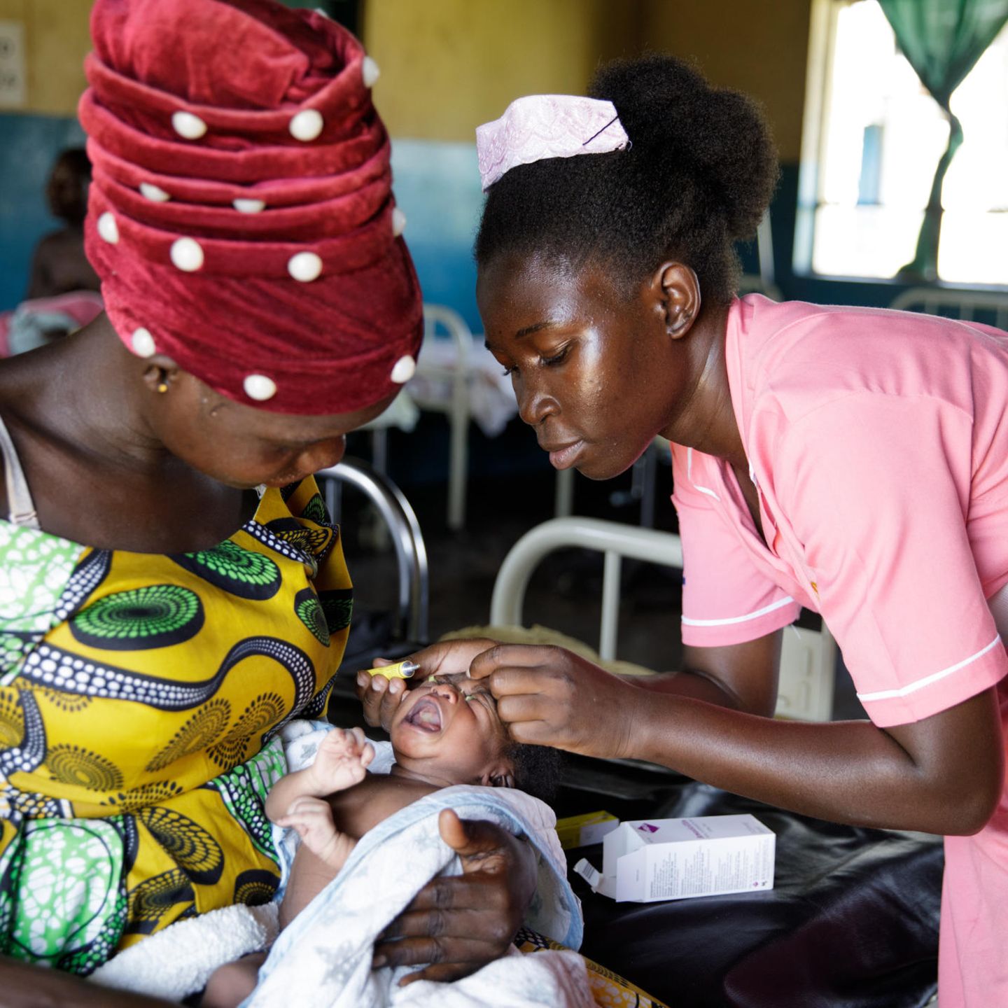 Geburtshilfe weltweit: Hebamme Munguci Hope Mercy im Gesundheitszentrum mit Baby