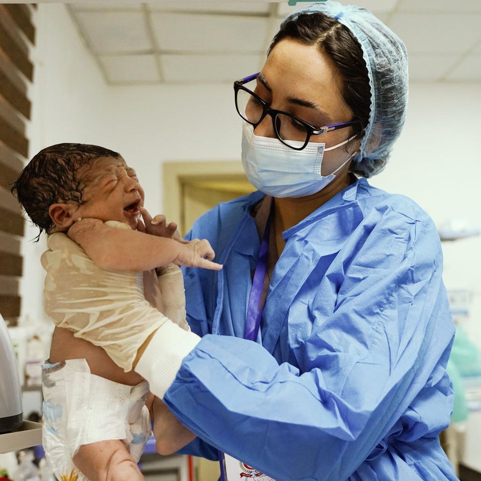 Geburtshilfe weltweit: Hebamme Diyana Joki mit Neugeborenen