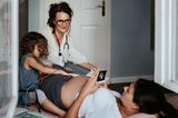 Geburtshilfe weltweit: Kareen Dannhauer untersucht schwangere Frau