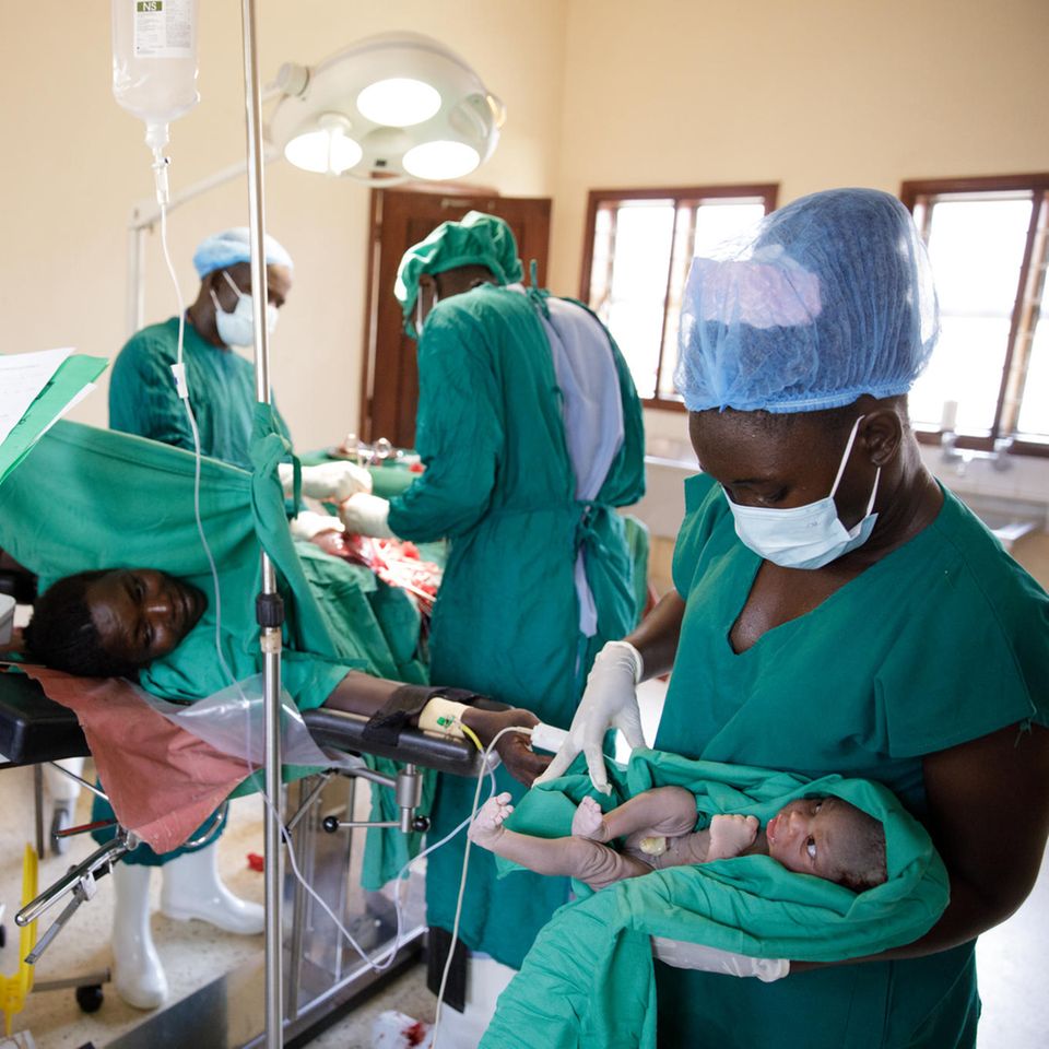 Geburtshilfe weltweit: Hebamme Munguci Hope Mercy während Geburt