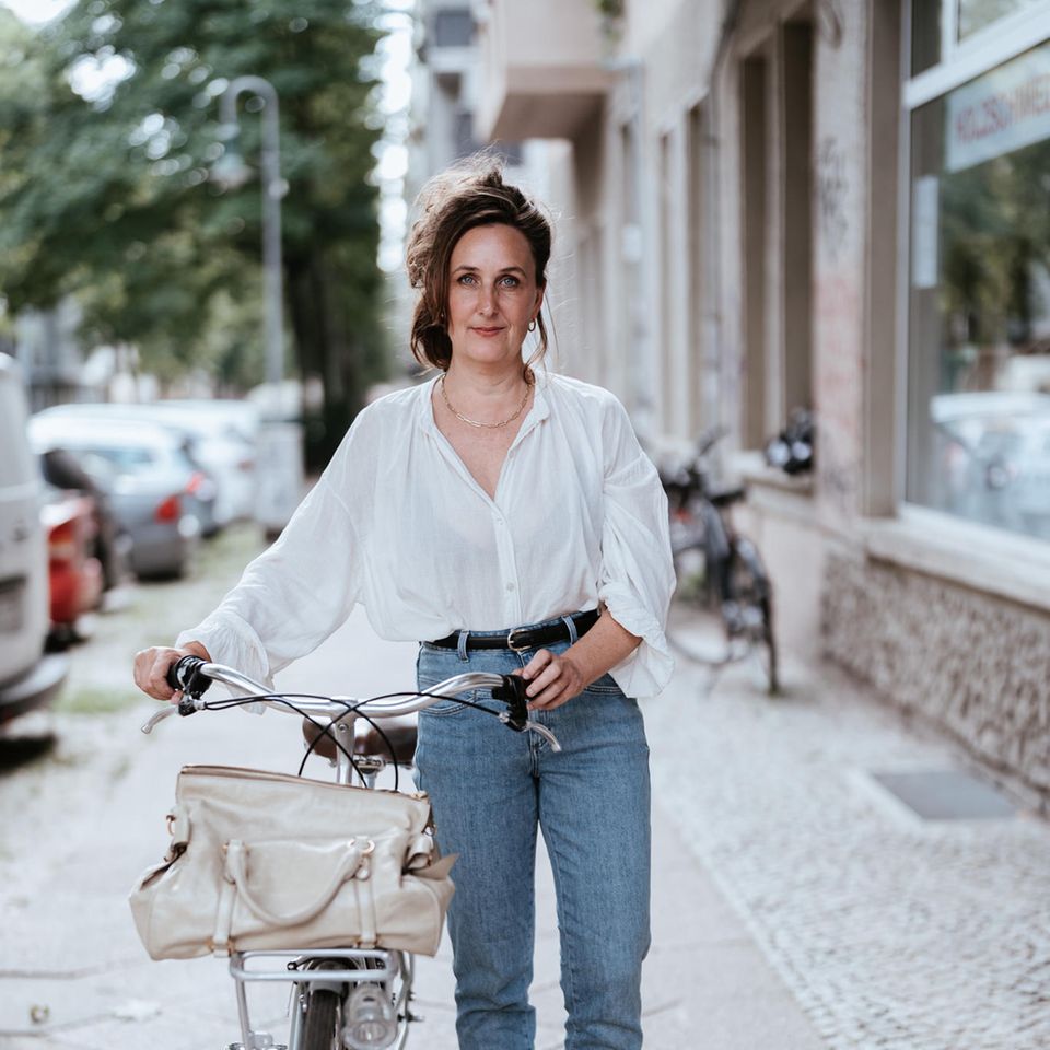 Geburtshilfe weltweit: Hebamme Kareen Dannhauer mit Fahrrad