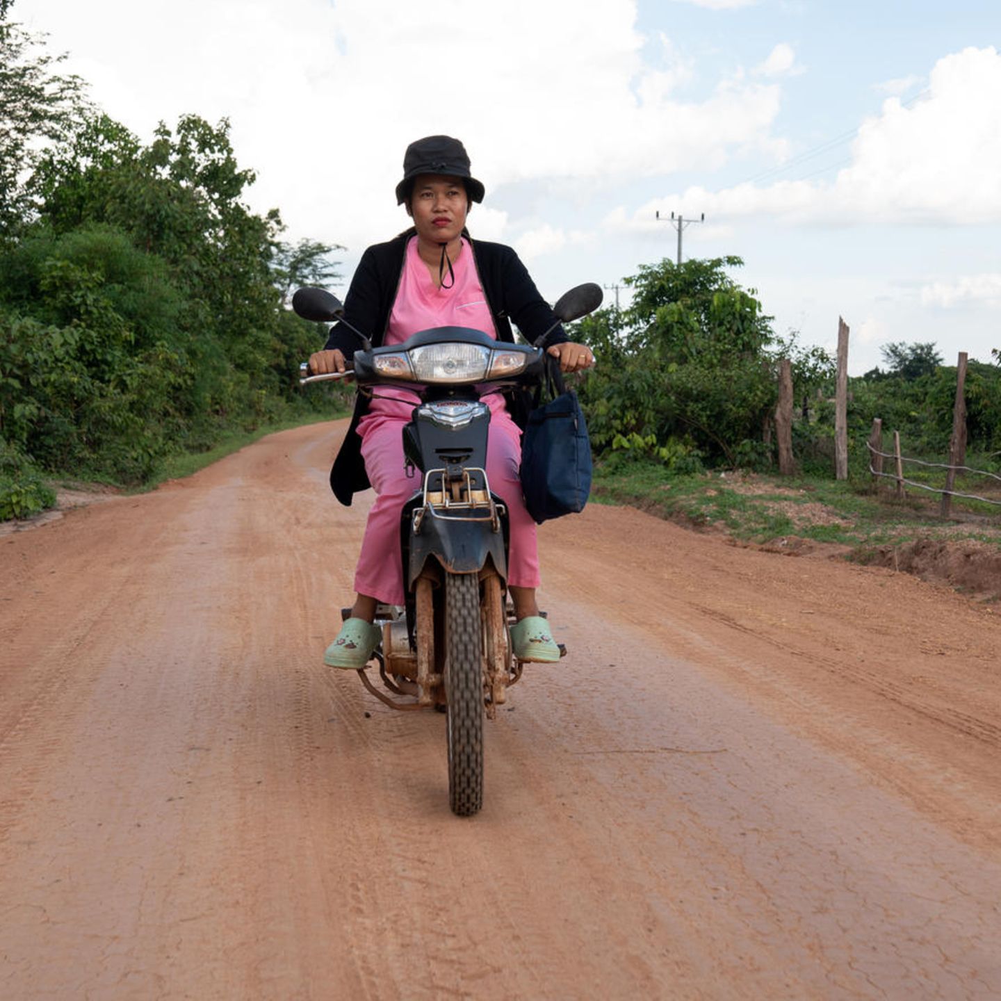 Geburtshilfe weltweit: Hebamme Chiev Sreytoch fährt Motorrad
