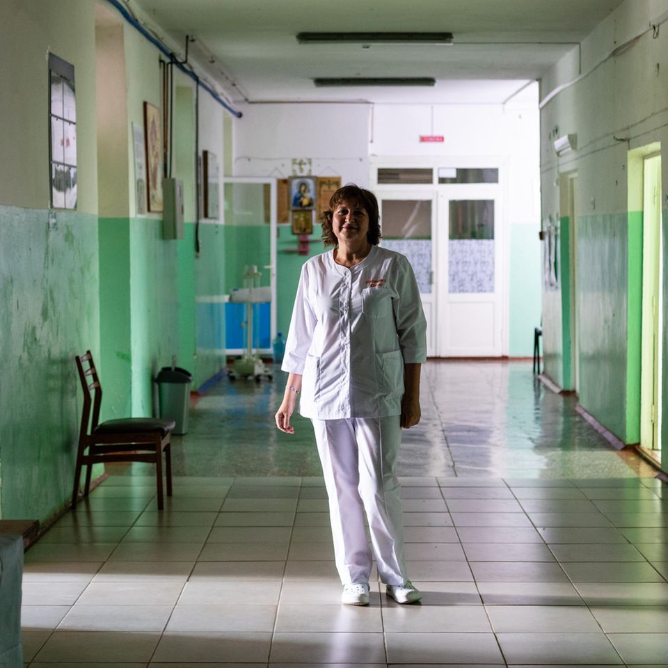 Geburtshilfe weltweit: Hebamme Natalia auf dem Krankenhausflur