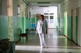 Geburtshilfe weltweit: Hebamme Natalia auf dem Krankenhausflur
