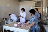 Geburtshilfe weltweit: Hebamme Natalia im Krankenhaus mit Mutter und Baby