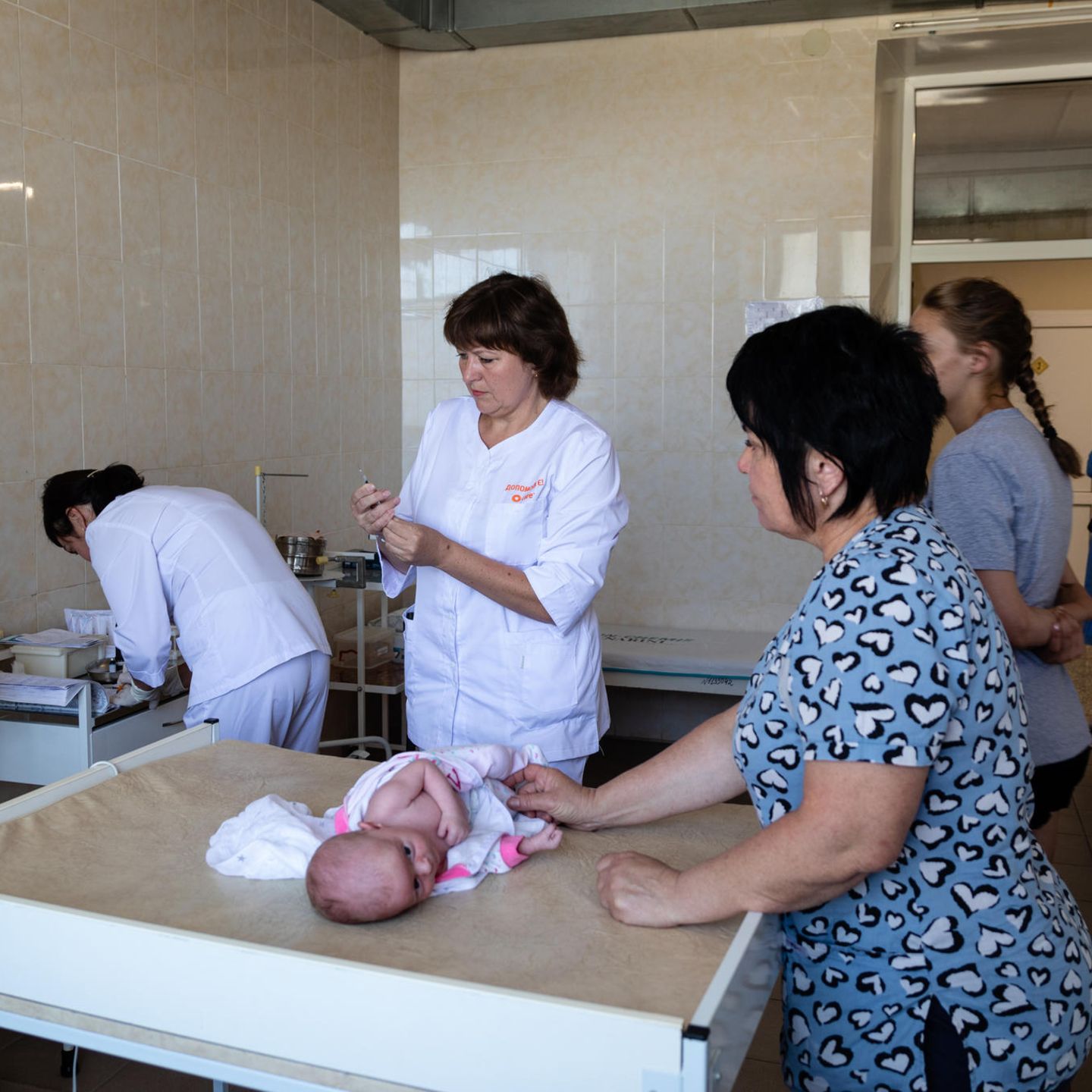 Geburtshilfe weltweit: Hebamme Natalia im Krankenhaus mit Mutter und Baby