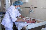 Geburtshilfe weltweit: Hebamme Natalia im Krankenhaus mit Neugeborenen