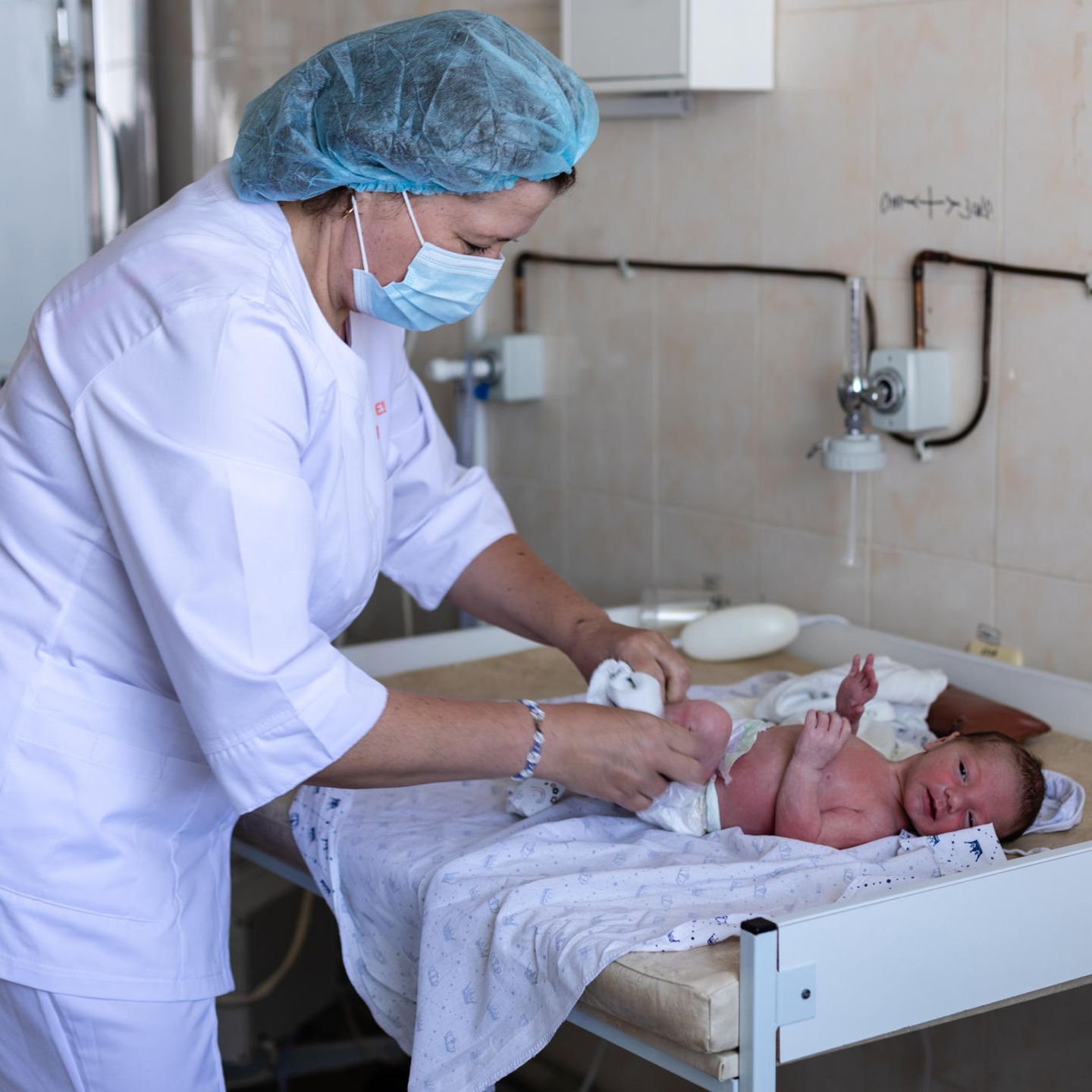 Geburtshilfe weltweit: Hebamme Natalia im Krankenhaus mit Neugeborenen