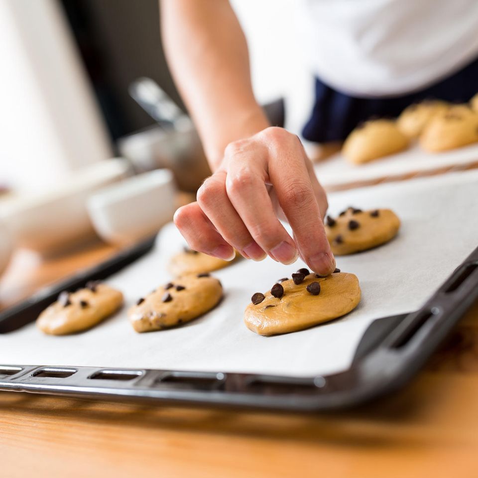 Hand belegt Cookies mit Schokostückchen