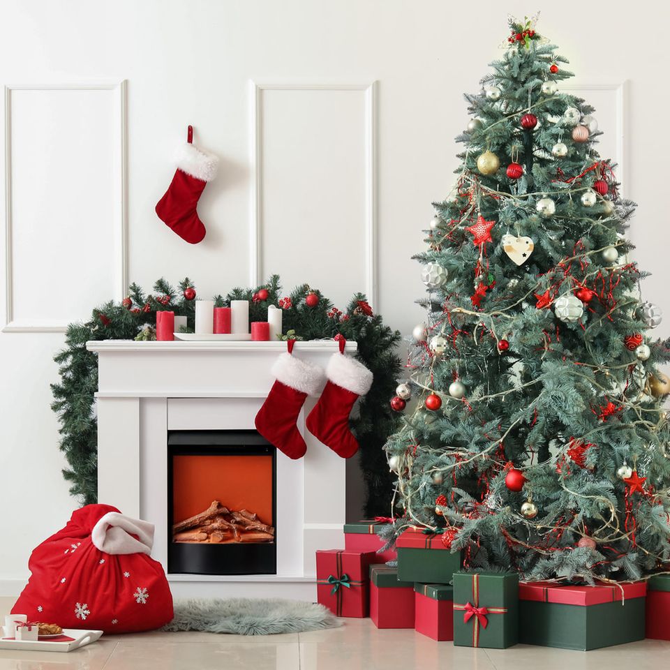 Weihnachtstrends 2023: Weihnachtsbaum mit Geschenken in Rot und Grün