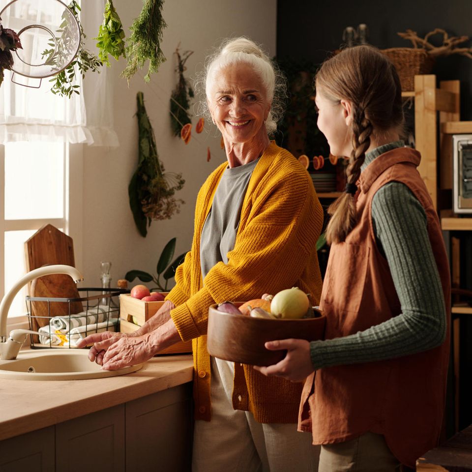 Omas fast vergessene Worte: Großmutter und Enkelin zusammen in der Küche