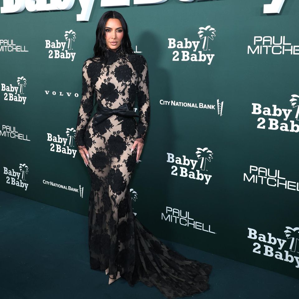 Seit Jahren unterstützt Kim Kardashian die "Baby2Baby"-Organisation und darf auch beim diesjährigen Event nicht fehlen. Die Unternehmerin setzt auf zeitloses Schwarz und edles Spitzenmuster.