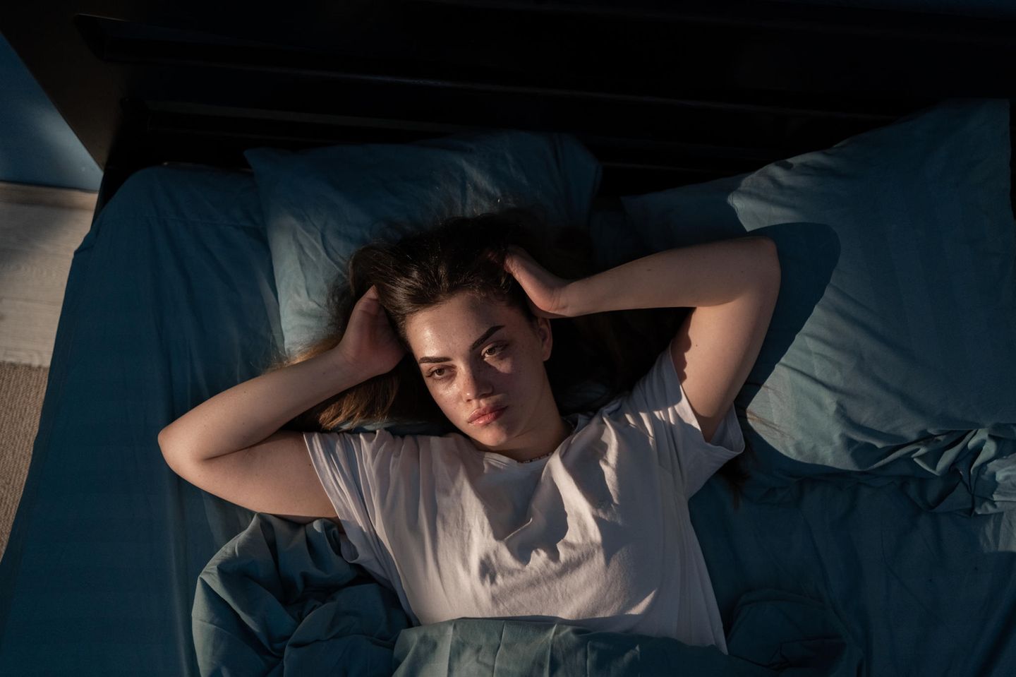 Wenn ihr eine Nacht schlecht schlaft, führt das nicht gleich zu mehr Falten. Chronischer Schlafmangel kann jedoch die Kollagenproduktion verlangsamen und die Elastizität vermindern, die Haut also früher optisch altern lassen. 