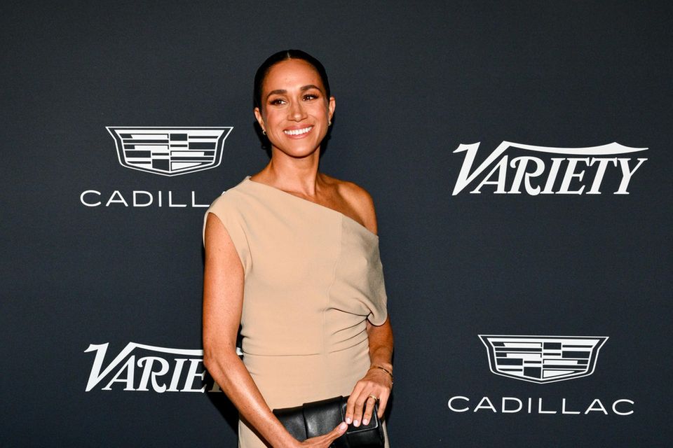 Was für ein Auftritt! Die Herzogin von Sussex lässt sich die "Variety Power of Women"-Veranstaltung in Los Angeles nicht entgehen und erscheint auf dem roten Teppich in einem klassischen, minimalistischen Maxikleid von Proenza Schouler. Das trendige One-Shoulder-Piece mit Beinschlitz und Raffung am Arm kombiniert Meghan mit einer schwarzen Shoulderbag von Proenza Schouler, die sie zur Clutch umfunktioniert hat und Lacklederpumps von Aquazzura.