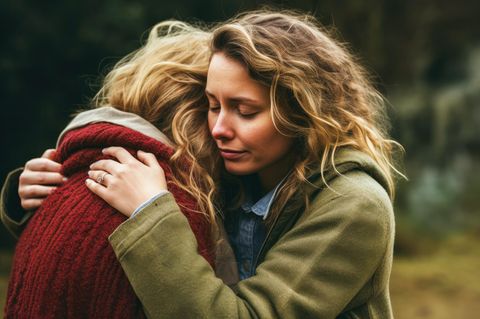 Was wirklich tröstet: Frauen, die sich umarmen