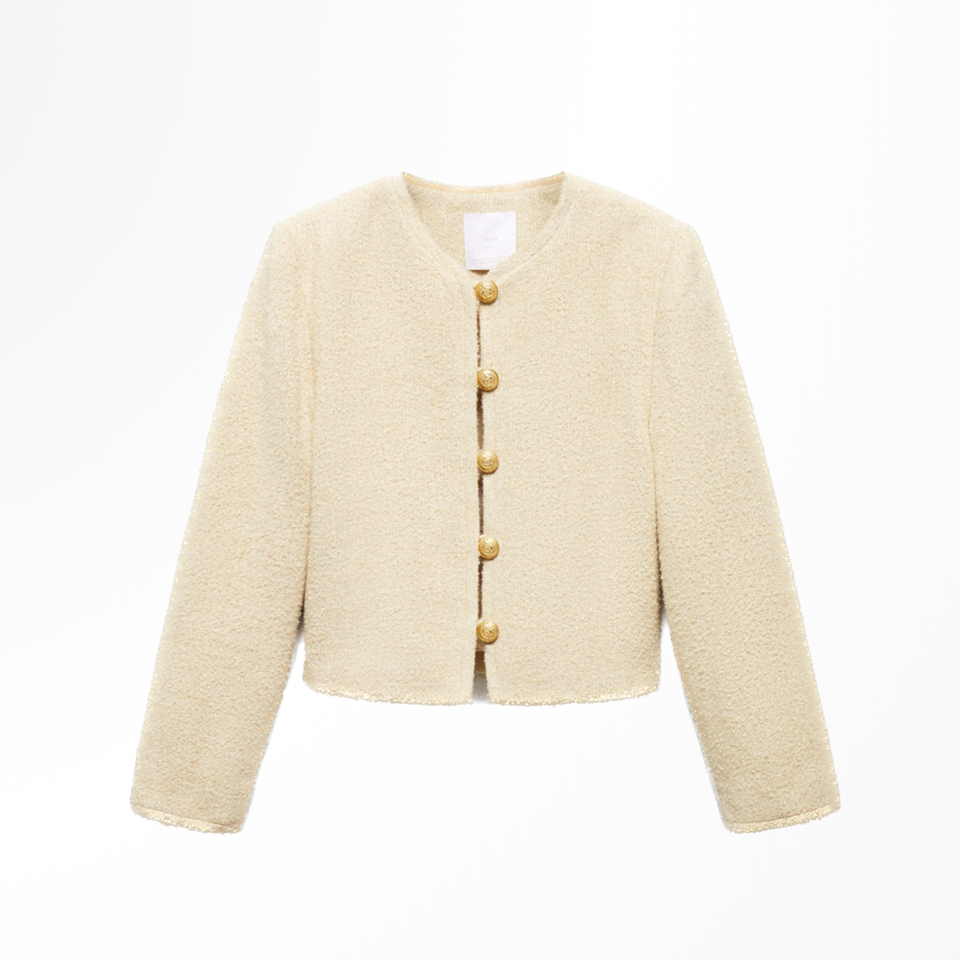 Chanel ist bekannt für seine anmutigen Tweed-Jacken – doch dieses Modell von Mango besticht ebenso mit seiner Eleganz. Besonders gut gefallen uns die goldenen Knöpfe, die den Cardigan gleich noch teurer aussehen lassen. Dazu braucht man nur ein einfaches weißes T-Shirt mit einer Jeans kombinieren und schon ist man schick angezogen. Um 46 Euro. 