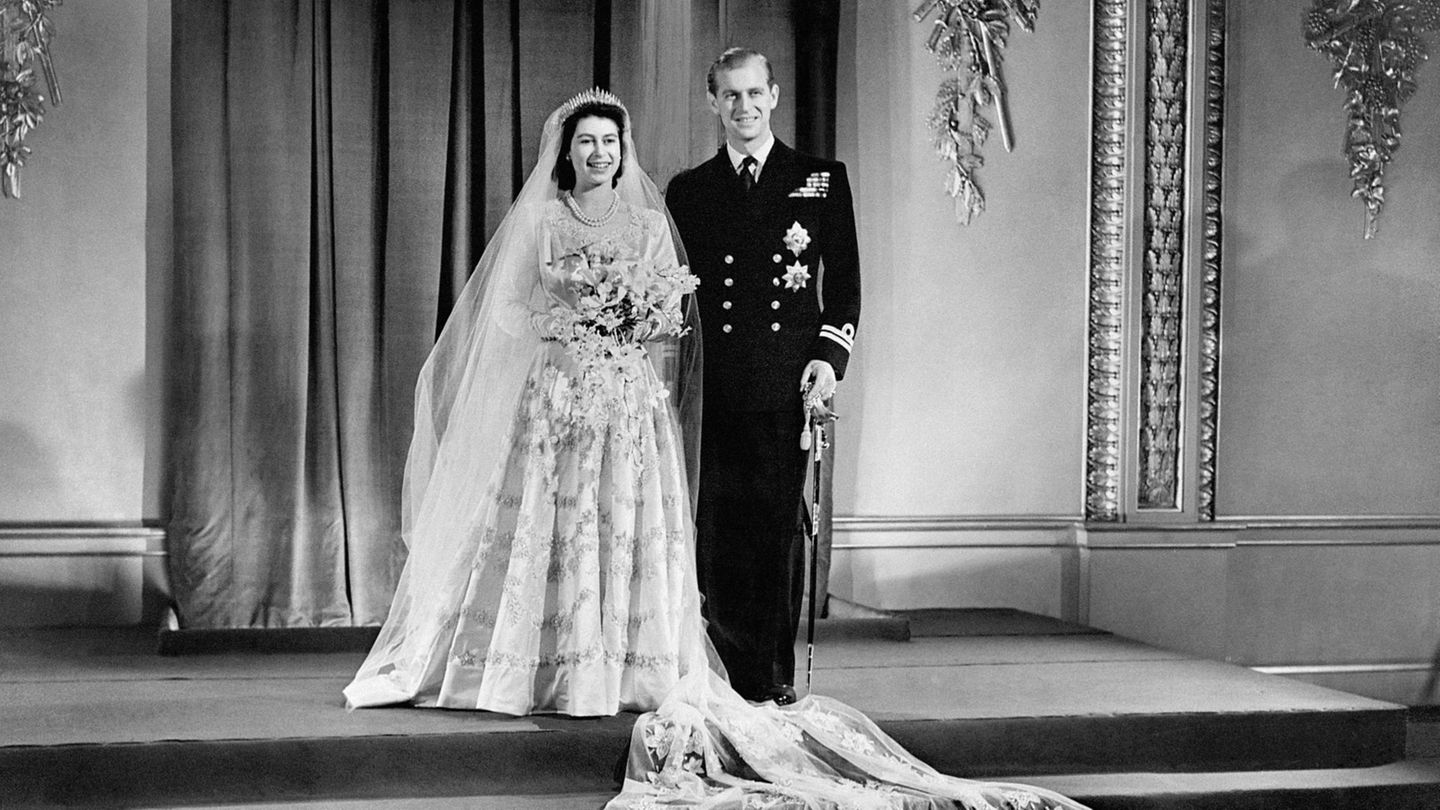 Brautmode-der-Royals-Das-Hochzeitskleid-der-Queen-ist-bis-heute-unvergessen