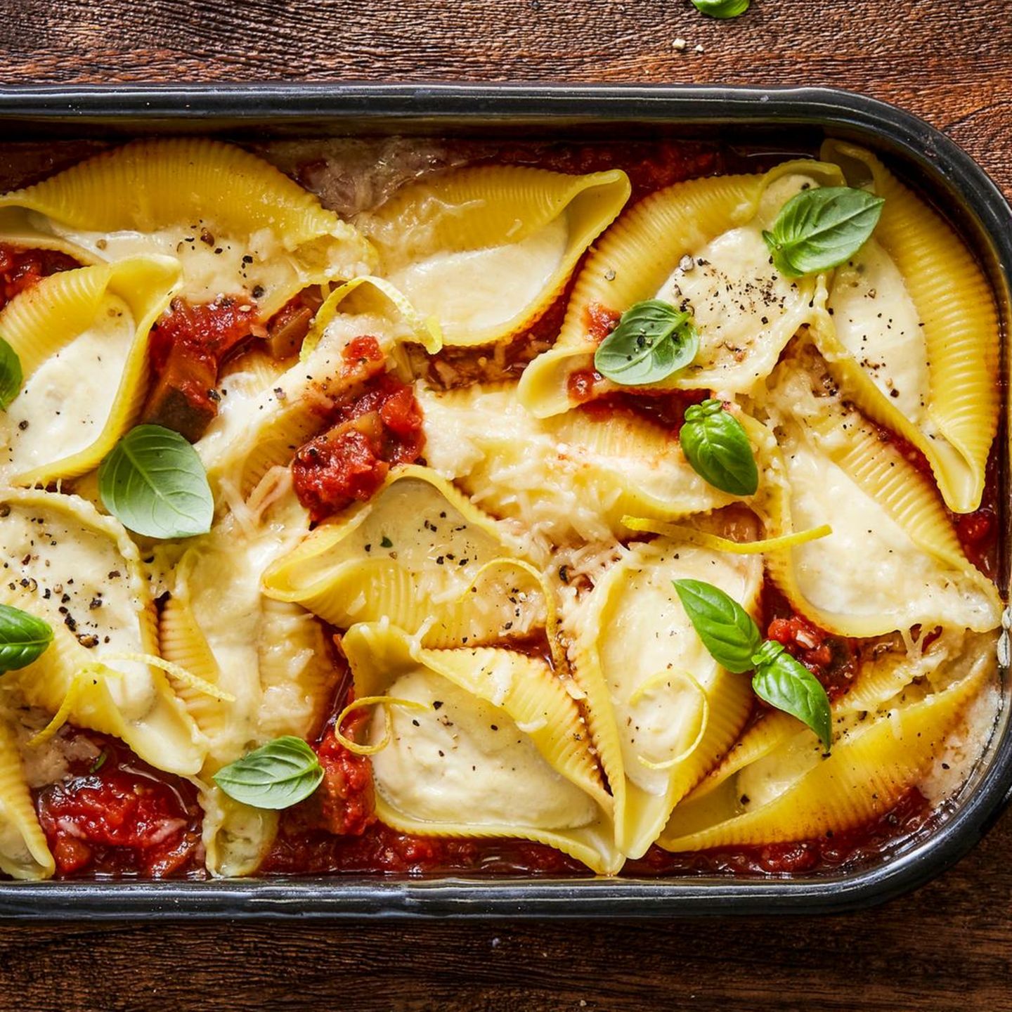 Zitronen-Ricotta-Conchiglioni auf Auberginen-Tomaten-Sugo