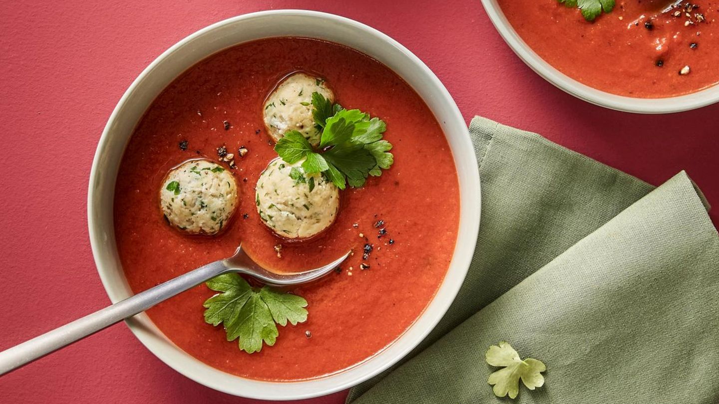 Tomatensuppe mit Tofu-Klößchen | BRIGITTE.de