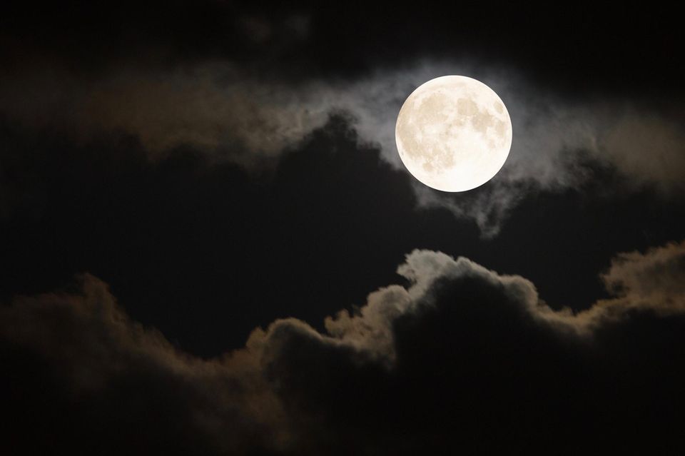 Vollmond-Horoskop: Ein Vollmond mit Nebel und Wolken