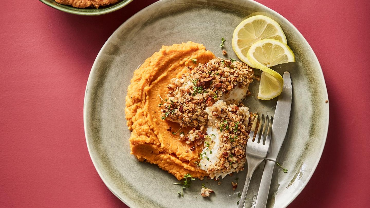 Kabeljau mit Mandelkruste auf Süßkartoffel-Ingwer-Püree | BRIGITTE.de