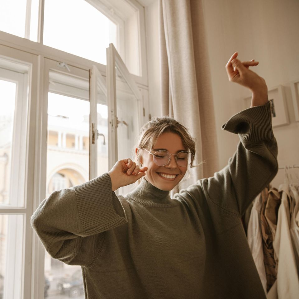 Wochenhoroskop: Frau tanzt