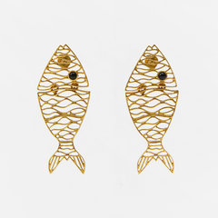 Maritimer Schmuck ist derzeit en vogue! Seesterne, Muscheln — und ja, auch Fische schaffen es diese Saison an unsere Ohren. Das goldene Modell von Zara überzeugt mit Metalldrähten, die eine kunstvolle Fischsilhouette ergeben. Ein modernes Statement für etwa 20 Euro, das auch Königin Máxima liebt. 