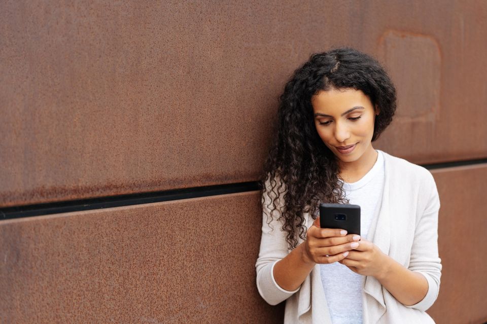 Intrvoertierte Frau mit Handy
