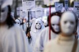 Bild des Tages: Demonstrierende mit Masken