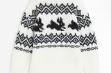 Dass es nicht immer Rot oder Grün sein muss, beweist uns dieser Pullover mit Kaninchenmuster. Süß und dennoch klassisch. Was wollen wir mehr? Von H&M, ca. 25 Euro.