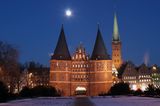Lübecker Marzipan ist völlig zurecht berühmt, und die Stadt ist es auch – mit ihren Gassen voller kleiner Shops und Cafés, der prächtigen Backsteingotik und der Trave, an der sich ein Restaurant ans nächste reiht. Und in der Weihnachtszeit verzaubern ganze elf (!) Weihnachtsmärkte die Besucher:innen.