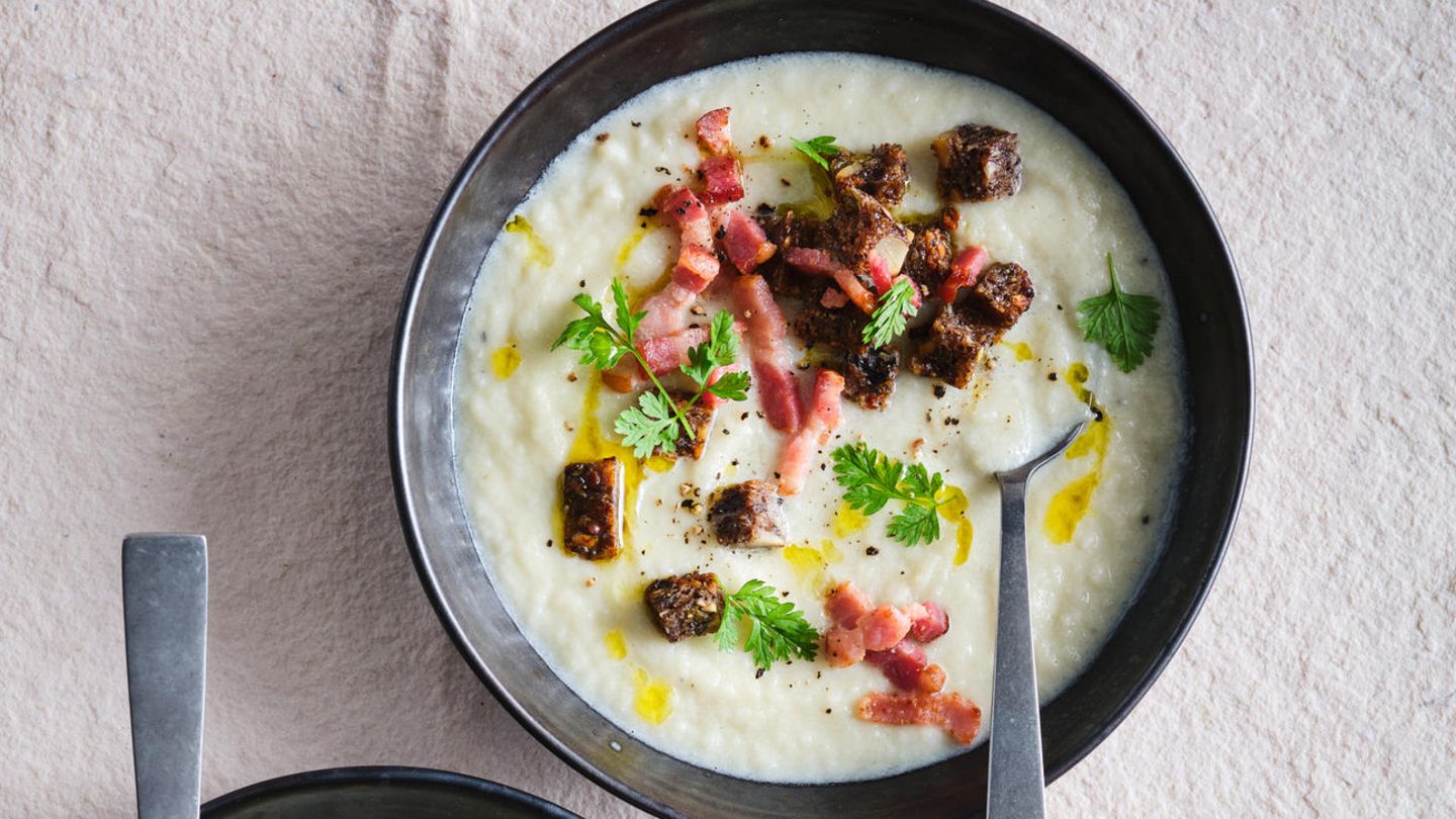 Blumenkohl-Cremesuppe mit Speck und Croûtons | BRIGITTE.de Blumenkohl-Cremesuppe mit Speck und Croûtons | BRIGITTE.de
