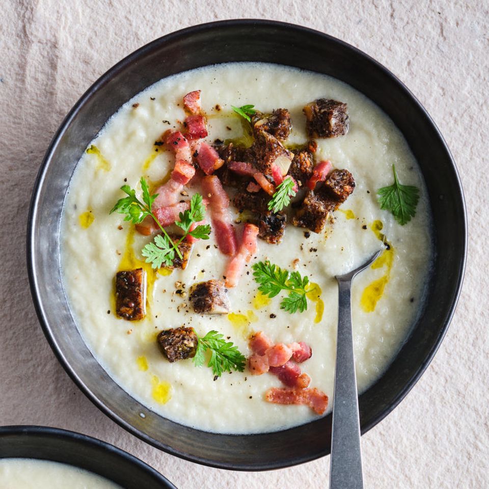 Blumenkohl-Cremesuppe mit Speck und Croutons