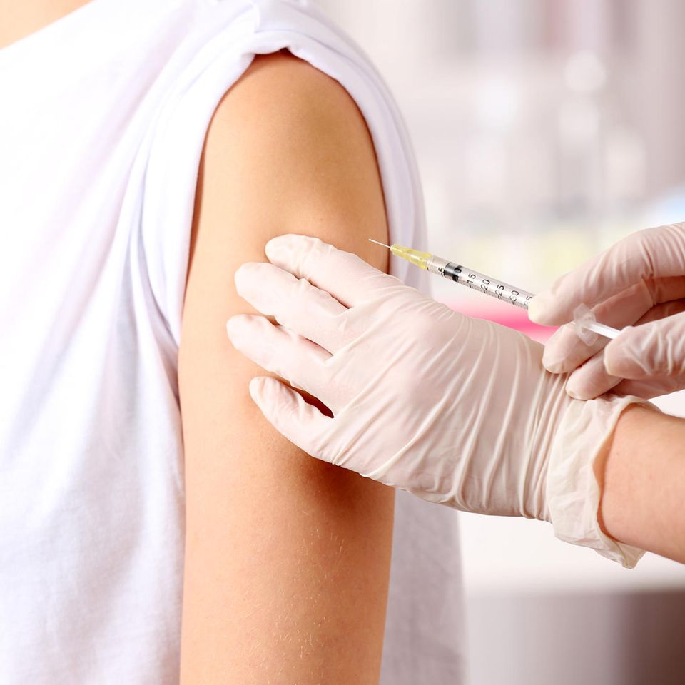 Grippeimpfung im Winter 2023: Frau wird geimpft