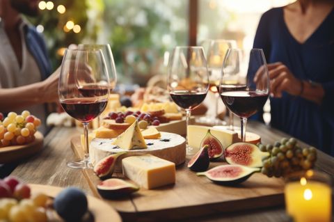 Essen mit Wein: An dieser überraschenden Gewohnheit erkennst du narzisstische Menschen