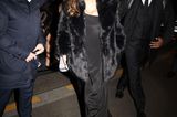 Was wäre der Abendlook ohne stylische Jacke? Das denkt sich auch Selena Gomez, die ihren feinen Ausgeh-Look aus langem Seidenkleid mit Strumpfhose etwas wärmende Textur verleiht. Der XL-Kunstpelzmantel verleiht ihrem Look noch mehr Aufregung und kämpft auf stylische Art gegen die Kälte der Nacht. 