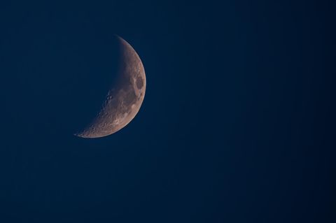 Mondphasen: Mondsichel am klaren Nachthimmel