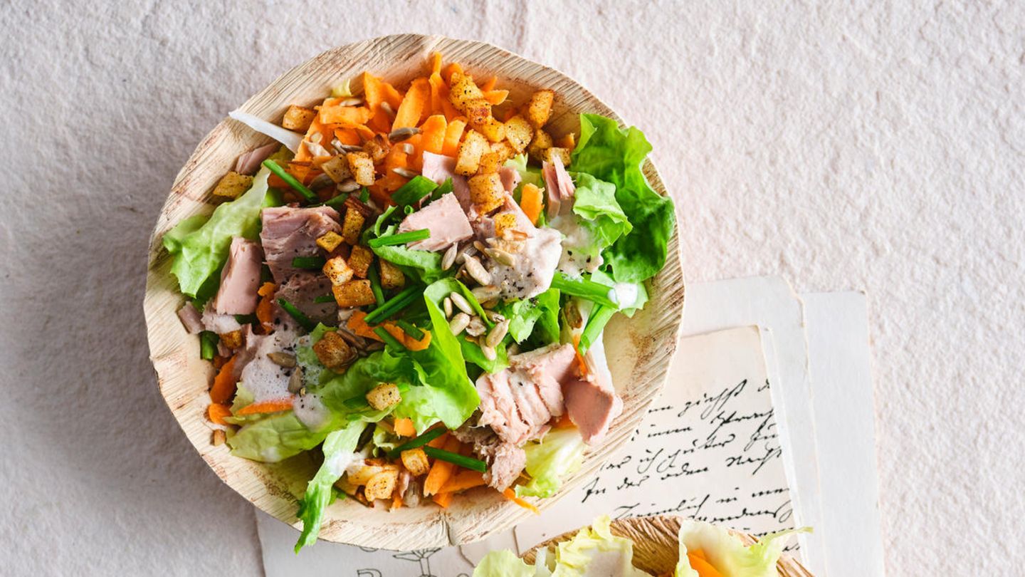 Endiviensalat mit Kartoffel-Pastinaken-Würfeln und Tuna-Dressing
