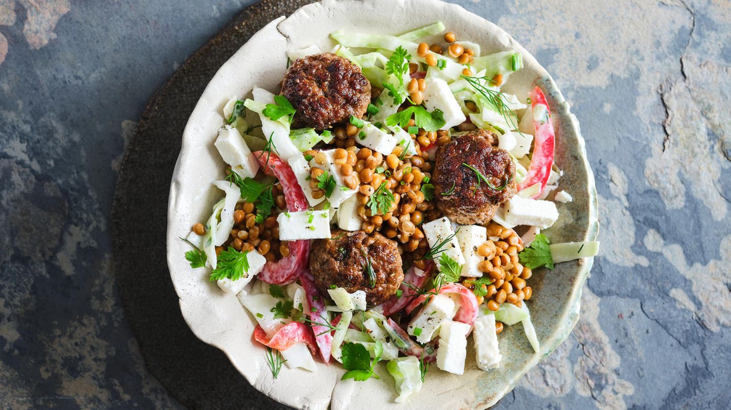 Weißkohl-Linsen-Bowl mit Hackbällchen | BRIGITTE.de Weißkohl-Linsen-Bowl mit Hackbällchen | BRIGITTE.de
