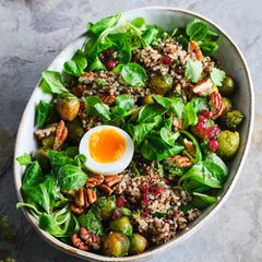 Rosenkohl-Quinoa-Bowl mit Feldsalat und Ei