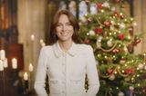 Catherine, Princess of Wales, lädt auch in diesem Jahr zum Weihnachtskonzert "Royal Carols: Together at Christmas" in der Westminster Abbey ein. Im kurzen Clip stimmt sich die Royal auch schon modisch auf das besinnliche Event ein, zeigt sie sich vor üppig-geschmücktem Baum in feierlichem Gewand. Kate wählt einen kurze Jacke von Self-Portrait, die Perlen und Glitzer miteinander verbindet. Ihren Look rundet sie mit Ohrringen von J.Crew für etwa 63 Euro ab. 