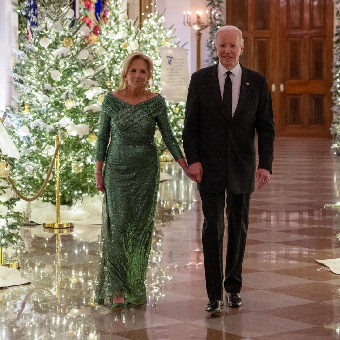 Alle Jahre wieder: Präsident Joe und seine Frau Dr. Jill Biden laden zur "Kennedy Center Honorees Reception" ins Weiße Haus ein. In glamouröser Paillettenrobe zeigt die First Lady, dass sie dem Platz im Rampenlicht gewachsen ist. Bereits beim Empfang des indischen Premierministers hatte sie auf den gleichen Look gesetzt – ein Kleid mit Geschichte. 