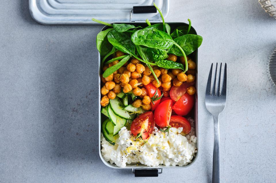 Lammfilets mit Kichererbsen-Salat | BRIGITTE.de