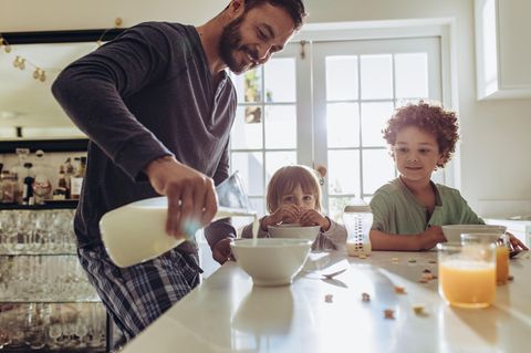 Rückruf: Vater kippt seinen Kindern Milch über das Müsli