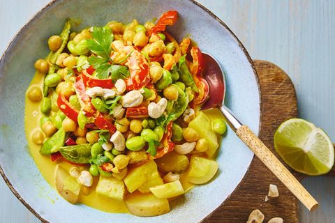 Frühkartoffel-Curry mit Hülsenfrüchten und Cashews